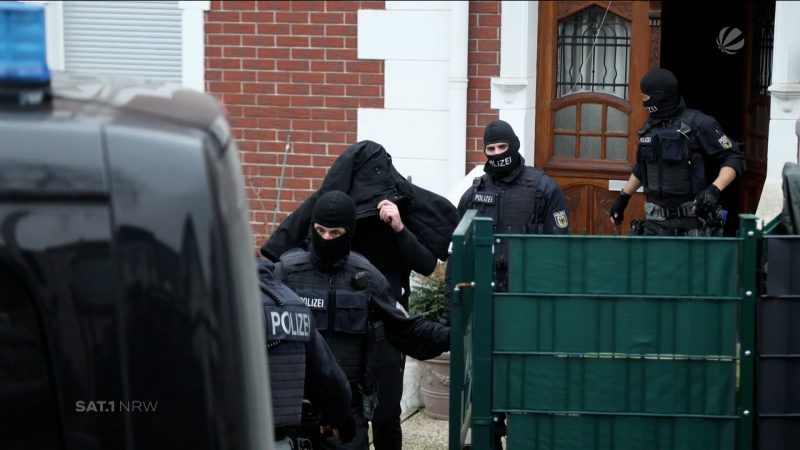 Razzia bei Fußballfans (Foto: SAT.1 NRW)